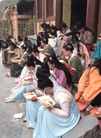 实拍横店群众演员的真实生活, 吃盒饭睡泥地