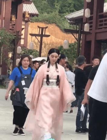 实拍横店群众演员的真实生活, 吃盒饭睡泥地