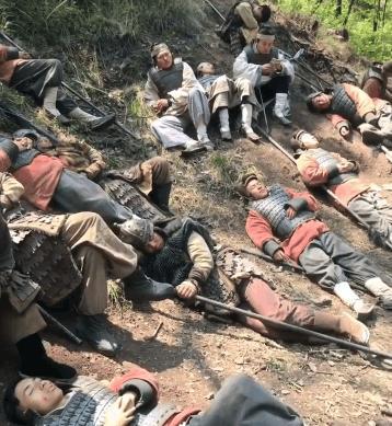 实拍横店群众演员的真实生活, 吃盒饭睡泥地