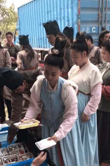 实拍横店群众演员的真实生活, 吃盒饭睡泥地