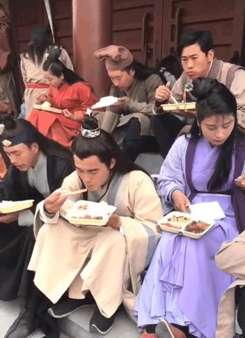 实拍横店群众演员的真实生活, 吃盒饭睡泥地