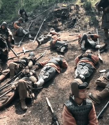 实拍横店群众演员的真实生活, 吃盒饭睡泥地