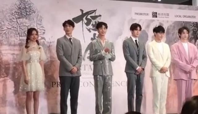 王一博肖战出席泰国粉丝见面会,别人都穿得正式,他俩却与众不同