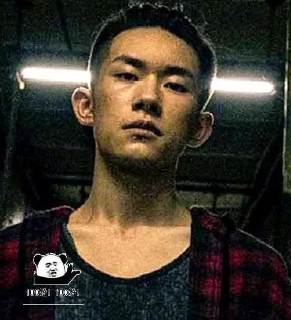 易烊千玺被吹过头了?寸头照生图被扒出,大佬发际线有点感人!