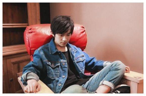 易烊千玺疑似和工作人员谈恋爱？大佬妈粉：儿子18了该找媳妇了