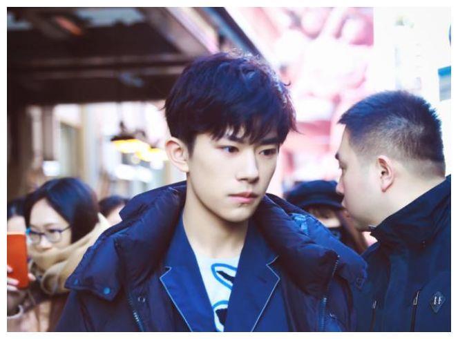 易烊千玺疑似和工作人员谈恋爱？大佬妈粉：儿子18了该找媳妇了