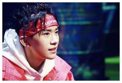 ​易烊千玺疑似和工作人员谈恋爱？大佬妈粉：儿子18了该找媳妇了