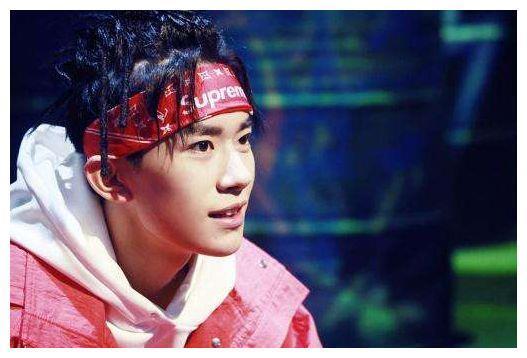 易烊千玺疑似和工作人员谈恋爱？大佬妈粉：儿子18了该找媳妇了