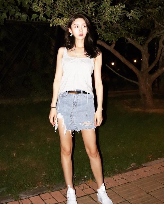 王子璇穿一件长袖衫玩下半身消失,19岁的长腿妹,网友:羡慕!