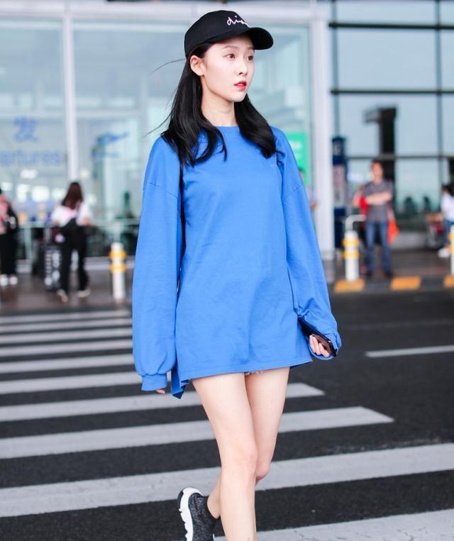 王子璇穿一件长袖衫玩下半身消失,19岁的长腿妹,网友:羡慕!