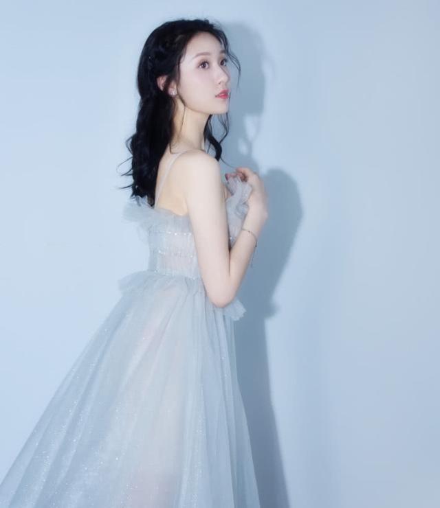 王子璇穿一件长袖衫玩下半身消失,19岁的长腿妹,网友:羡慕!