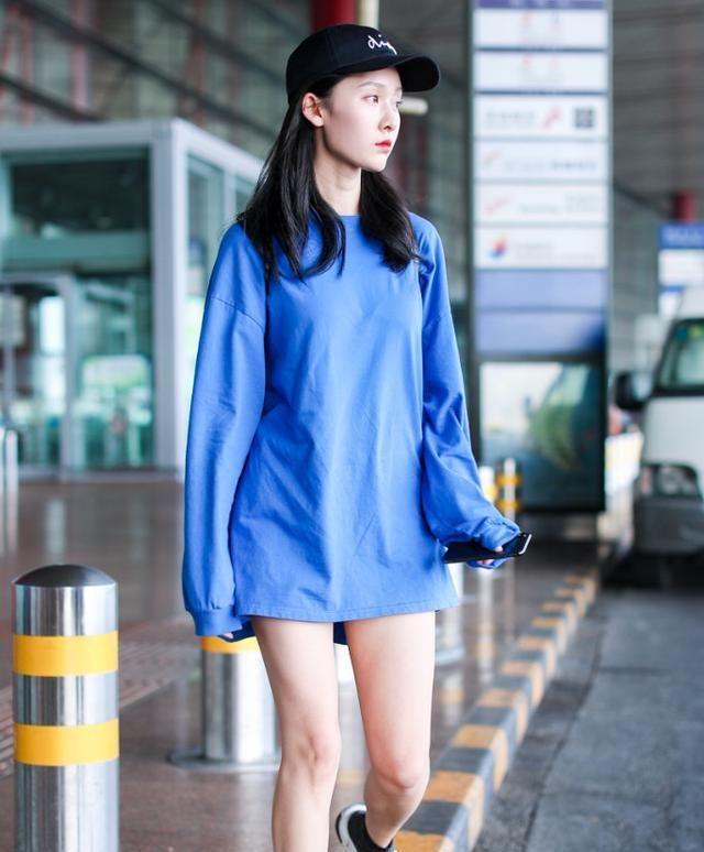 王子璇穿一件长袖衫玩下半身消失,19岁的长腿妹,网友:羡慕!