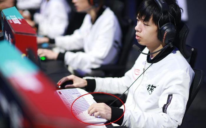 SMLZ卢锡安一打五四杀, “起凡键位”引热议, DCE三键直接秒人!