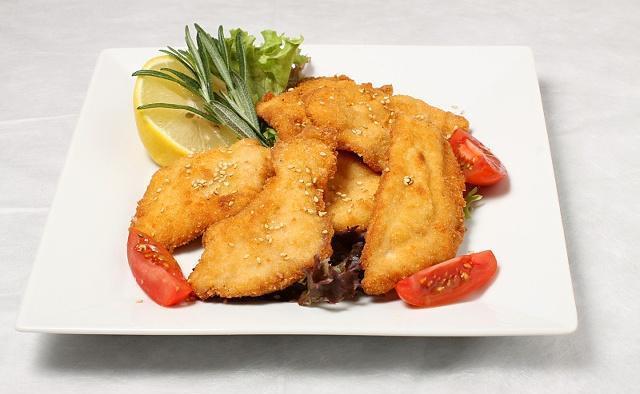 如何将食材裹粉，制作成美味佳肴的技巧