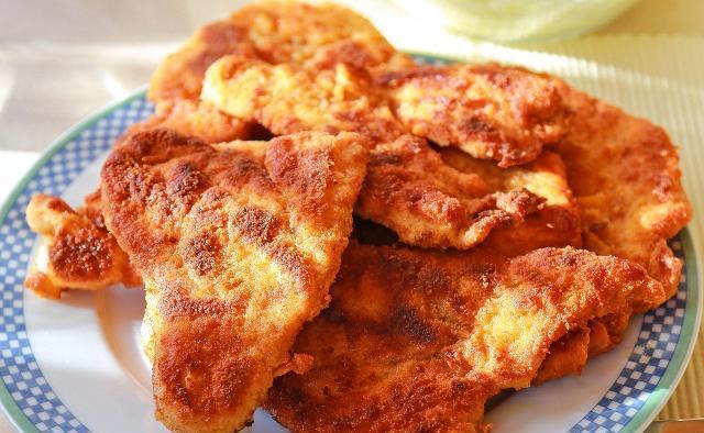 如何将食材裹粉，制作成美味佳肴的技巧