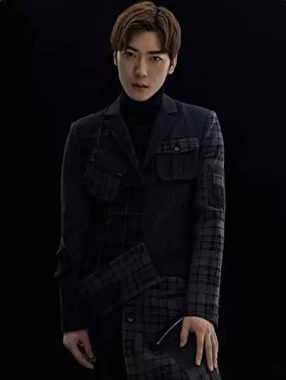 曾被周传雄收为关门弟子的他,如今33岁,在微博晒出老婆与结婚证