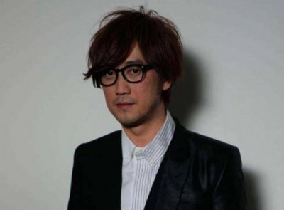 ​曾被周传雄收为关门弟子的他，如今33岁，在微博晒出老婆与结婚证