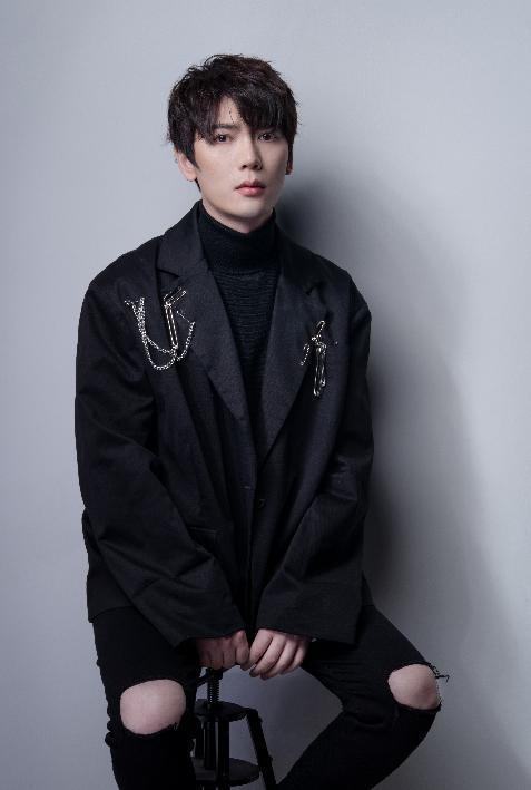 曾被周传雄收为关门弟子的他,如今33岁,在微博晒出老婆与结婚证