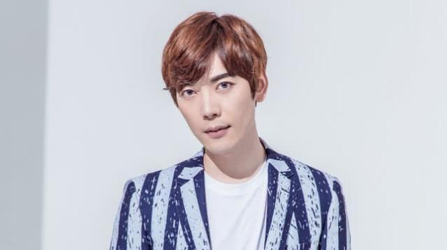 曾被周传雄收为关门弟子的他,如今33岁,在微博晒出老婆与结婚证