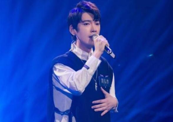 曾被周传雄收为关门弟子的他,如今33岁,在微博晒出老婆与结婚证