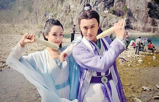 杨紫探班秦俊杰，两人小别胜新婚，下一个动作让人脸红