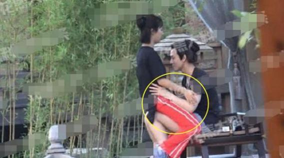 杨紫探班秦俊杰，两人小别胜新婚，下一个动作让人脸红