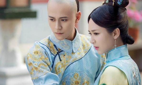 杨紫探班秦俊杰，两人小别胜新婚，下一个动作让人脸红