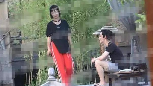 杨紫探班秦俊杰，两人小别胜新婚，下一个动作让人脸红