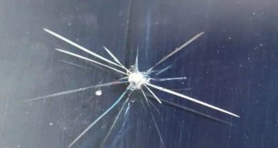 ​前挡风玻璃被石子击裂纹要换吗