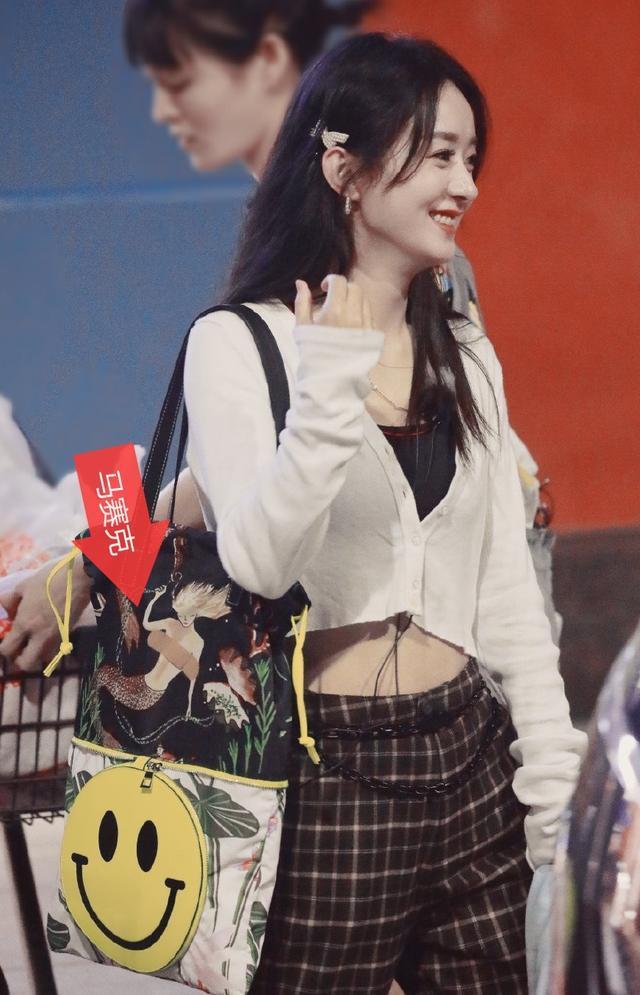 《中餐厅》赵丽颖拍摄期间疑似腰伤复发，给包贴创可贴调皮可爱