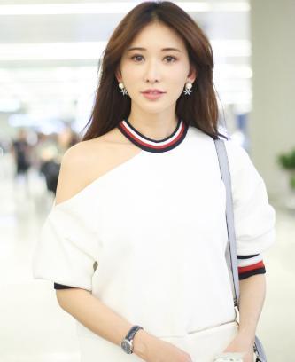 林志玲现身上海机场,网友:大长腿哪去了,裙子很漂亮