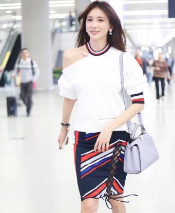 林志玲现身上海机场,网友:大长腿哪去了,裙子很漂亮