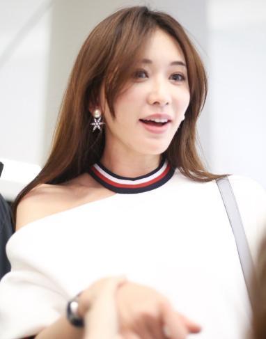 林志玲现身上海机场,网友:大长腿哪去了,裙子很漂亮