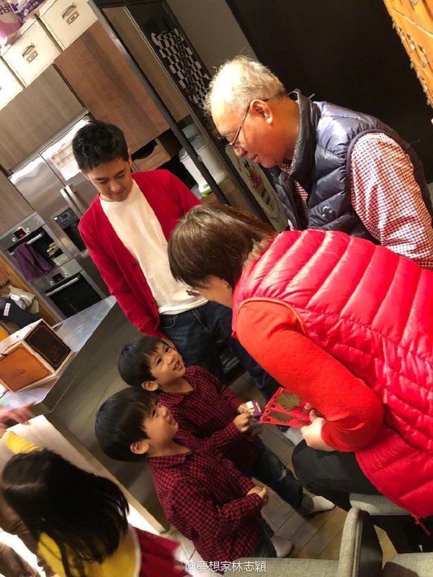 林志颖的微博上分享了一家5口手牵着手准备出门的照片