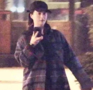 ​蒋欣醉酒在马路上摆pose  身形圆润双下巴明显