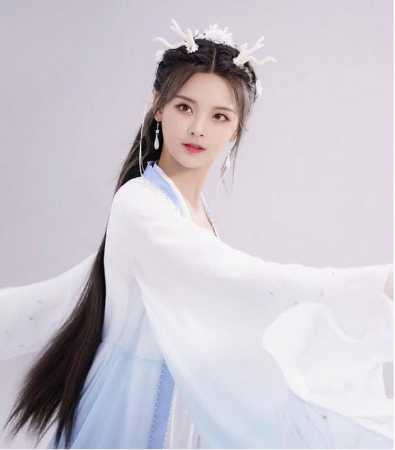 杨超越出席代言,小龙女造型曝光,网友:这个头饰亮了!