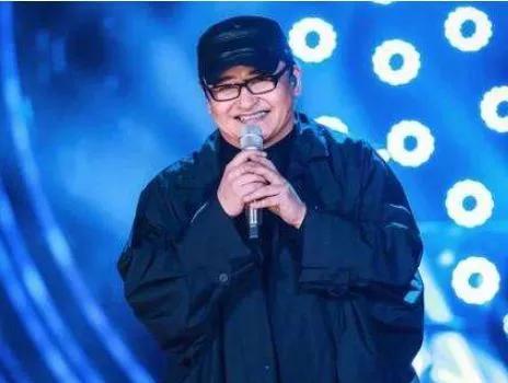 56岁刘欢结婚31年无绯闻,今看到妻子近照才明白,造型百变吸引人