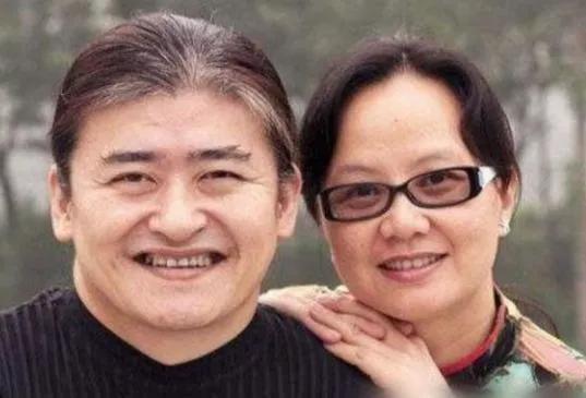 56岁刘欢结婚31年无绯闻,今看到妻子近照才明白,造型百变吸引人