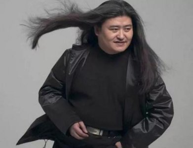 ​56岁刘欢结婚31年无绯闻，今看到妻子近照才明白，造型百变吸引人