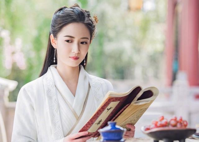 “赵敏”陈钰琪白衣古风写真,能穿出又仙又攻的气质也只有她了!