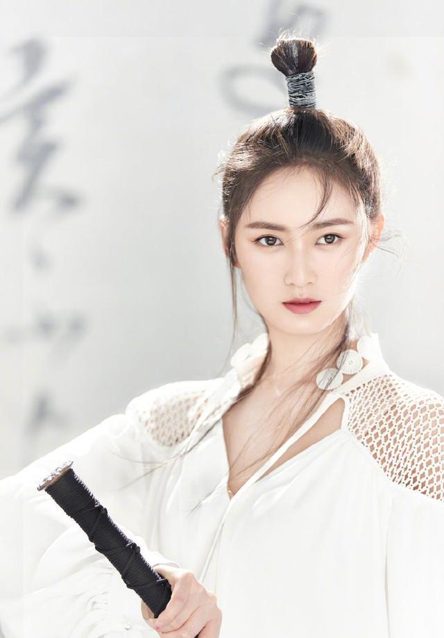 “赵敏”陈钰琪白衣古风写真,能穿出又仙又攻的气质也只有她了!