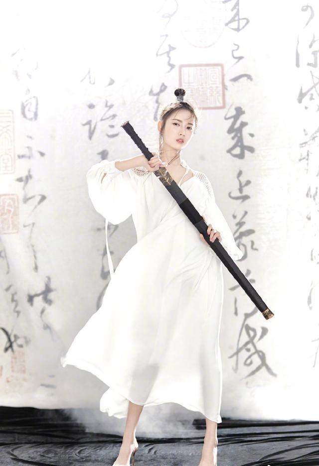 “赵敏”陈钰琪白衣古风写真,能穿出又仙又攻的气质也只有她了!
