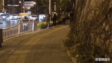 网友偶遇赵丽颖冯绍峰牵手逛街，大家直呼实在太甜了！