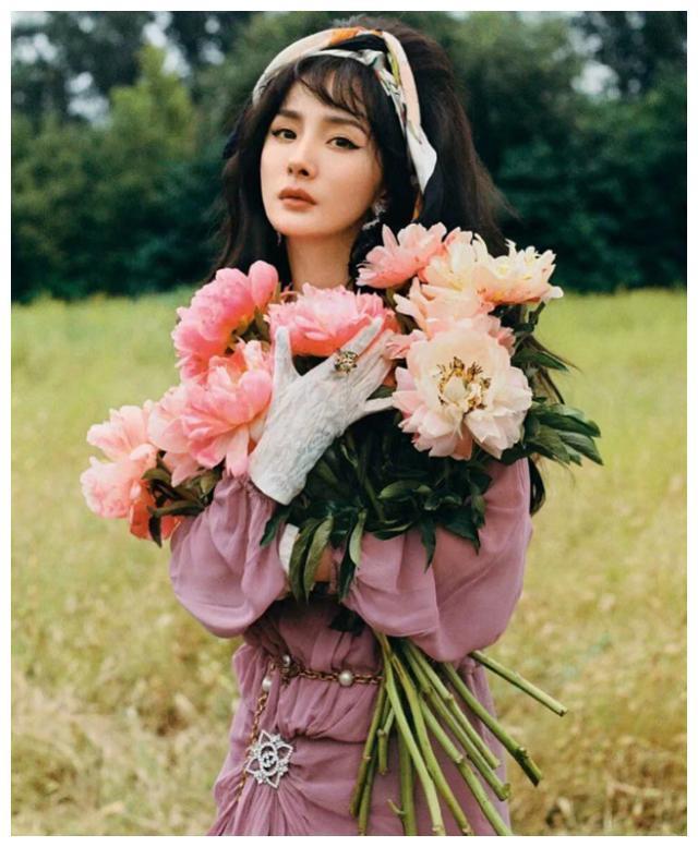 杨幂10年前旧照被扒，朝天鼻四方脸，看后想脱粉