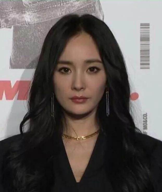 杨幂才33岁脸就垮了？无修照被公开：这状态是真实的吗