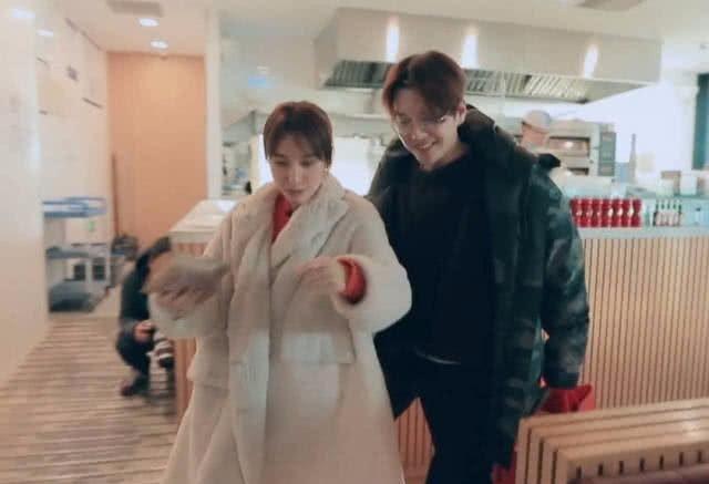 吴昕徐海乔好甜，亲密咬耳朵，一旁阮经天眼神亮了！