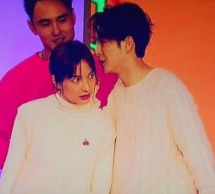 吴昕徐海乔好甜，亲密咬耳朵，一旁阮经天眼神亮了！