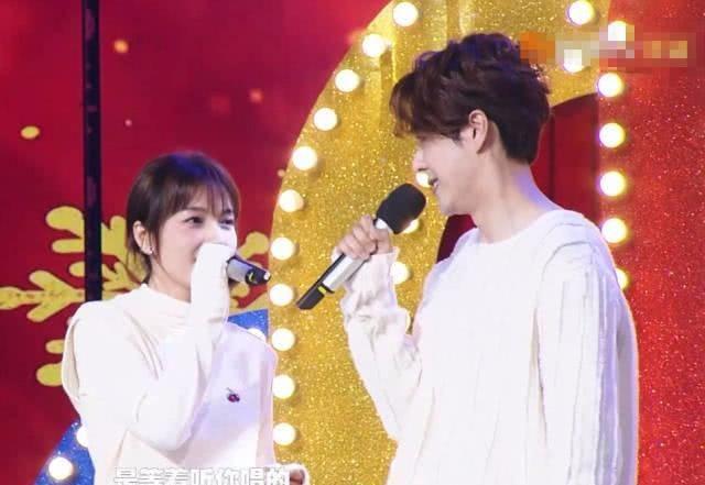 吴昕徐海乔好甜，亲密咬耳朵，一旁阮经天眼神亮了！