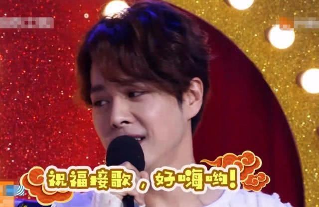 吴昕徐海乔好甜，亲密咬耳朵，一旁阮经天眼神亮了！