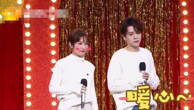 吴昕徐海乔好甜，亲密咬耳朵，一旁阮经天眼神亮了！